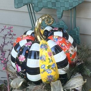 Large flower patch pumpkin